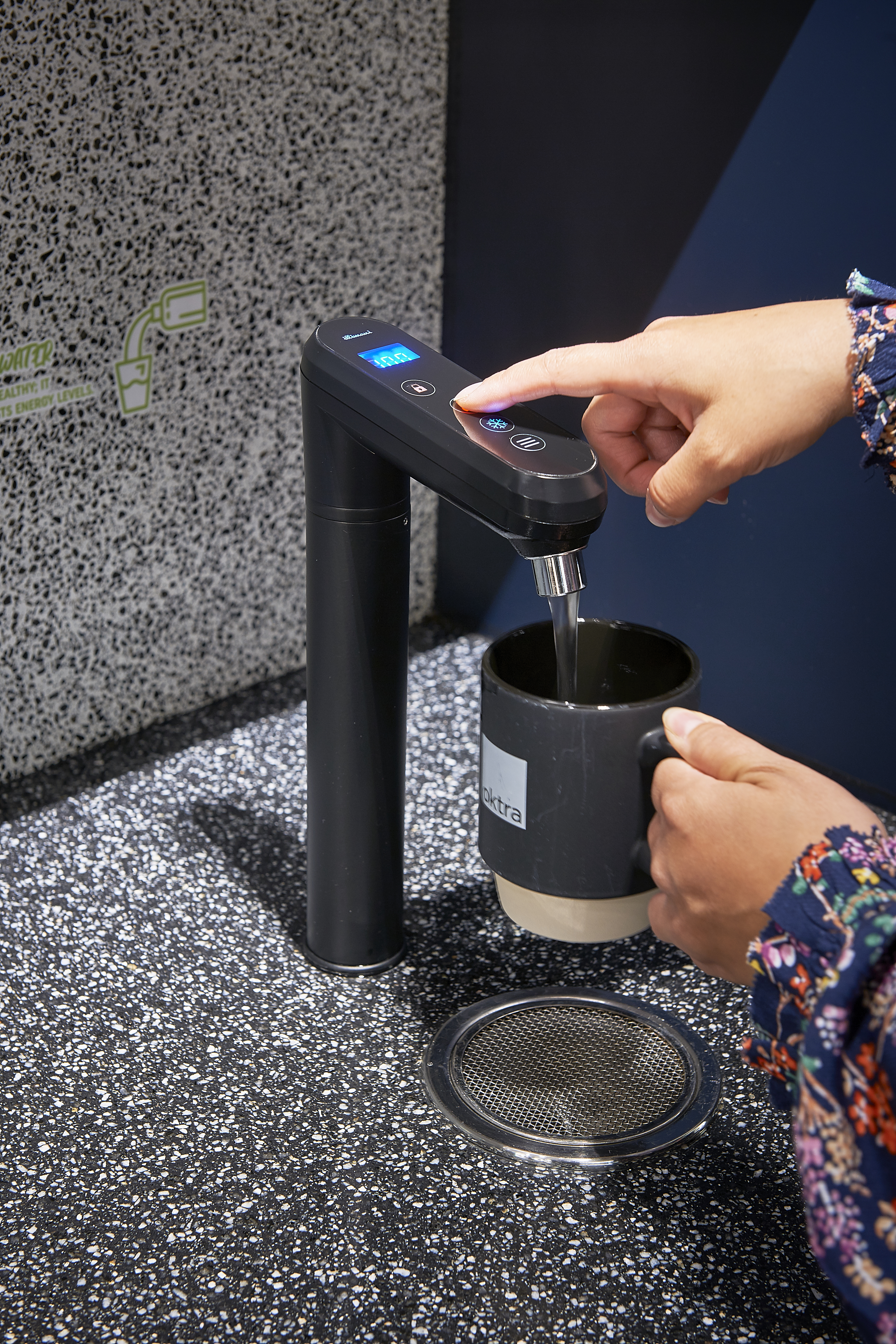 Aqua illi pouring hot water